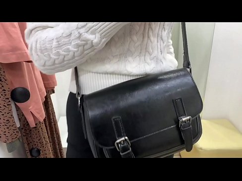 ❤️ Masturbasi umum tina jalang ngora FeralBerry sareng dildo di kamar pas ️❌ porno keras di urang ❤